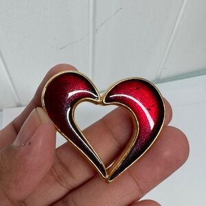 Kerissa Dark red heart brooch